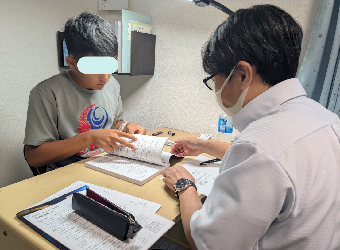 家庭教師が生徒を指導しているイラスト